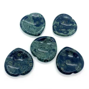 Cinq pierres naturelles Kambaba Jasper en forme de cœur avec finition polie sur blanc