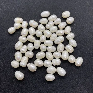 Perle d'acqua dolce naturali irregolari con anelli di crescita visibili su sfondo nero