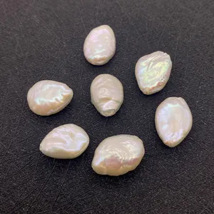 Vue macro de perles d'eau douce baroques blanches 9x12mm sur fond noir