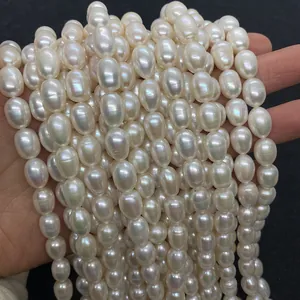 Nahaufnahme von AA-Natur-Süßwasserperlen in Reisform mit starkem Glanz für DIY-Schmuck