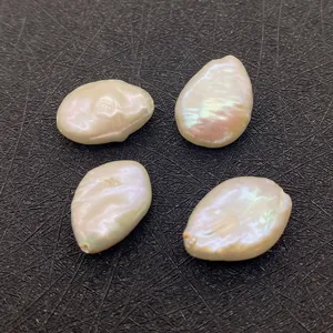 Gros plan de quatre perles d'eau douce baroques irrégulières de 12x15mm et nacrées