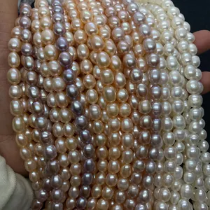 Gros plan de perles d'eau douce colorées de haute qualité pour bijoux DIY