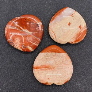 Détail macro de trois pierres de jaspe rouge naturel en forme de cœur poli