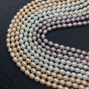 Gros plan de perles de culture AAA blanches, roses et violettes pour création bijoux