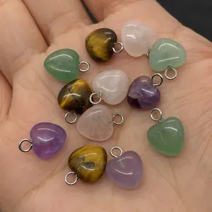 Dettaglio macro di ciondoli a cuore in pietra naturale per mostrare la misura 10mm