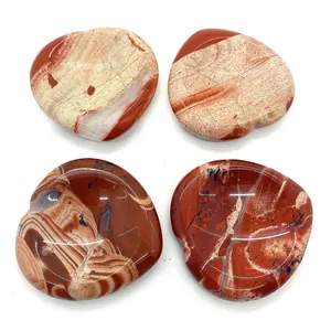Lot de quatre pierres de jaspe rouge en forme de cœur avec une surface concave polie