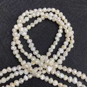 Natuurlijke barokke zoetwaterparels op zwarte achtergrond voor DIY-sieraden maken