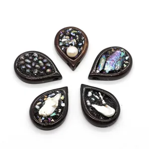 Détail de pendentifs gouttes en résine avec perles d'eau douce et nacre en lot de cinq