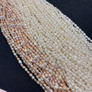 Detalle de hileras de perlas naturales de agua dulce blancas, rosas y moradas sobre negro
