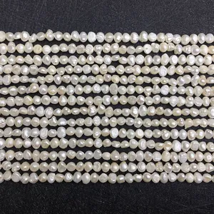 Strengen natuurlijke witte barokke zoetwaterparels voor DIY-sieraden op donkere ondergrond