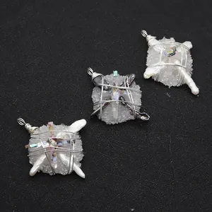 Dettaglio di ciondoli in cristallo avvolti in filo con perle barocche e pietre naturali