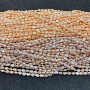 Primer plano de perlas naturales de agua dulce en rosa y violeta para joyería DIY