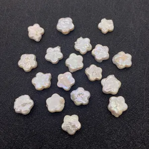 Vue macro de perles fleurs en perles d'eau douce naturelles blanches 10mm pour bijoux DIY