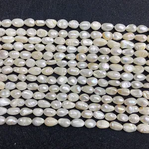 Makroaufnahme von 7-8 mm unregelmäßigen Süßwasserperlen für die DIY-Schmuckherstellung