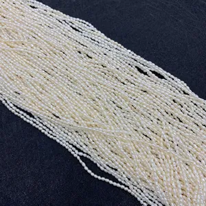 Vue détaillée de perles d'eau douce blanches de 2-3mm en forme de riz pour création bijoux