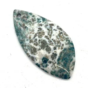 Detalle de un colgante de piedra de ágata natural pulida con textura jaspeada verde y blanca