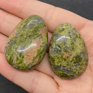 Pierres d'unakite polies en forme de goutte montrant des motifs naturels verts et roses