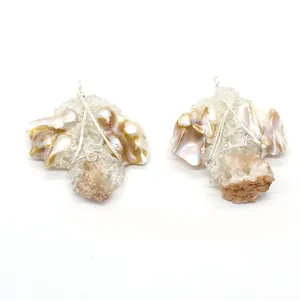 Pendentifs en cristal brut et perle baroque avec détails d'enroulement en fil d'argent