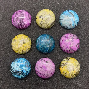 Détail de neuf pierres rondes en agate crazy lace aux textures marbrées colorées