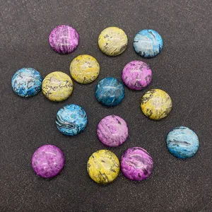 Vue macro de 14 cabochons en agate naturelle ronde en violet bleu et jaune pour bijoux