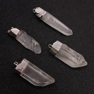 Set di quattro ciondoli in cristallo di quarzo naturale con cappucci argentati su tessuto nero