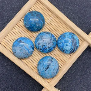 Makroansicht von fünf 19mm blauen Halbedelstein-Cabochons mit Marmorierung