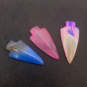 Dettaglio di perle in agata naturale 22x48mm a forma di freccia, colori blu e rosa
