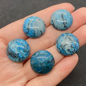 Fünf blaue Achat-Halbrundsteine für die DIY-Schmuckherstellung im Detail am Ring