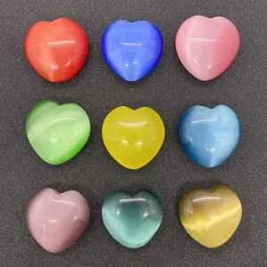 Détail de neuf pierres précieuses œil-de-chat en forme de cœur aux couleurs variées