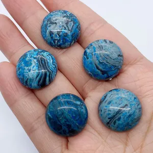 Makroaufnahme von fünf polierten blauen Naturstein-Cabochons zur Größenansicht in der Hand