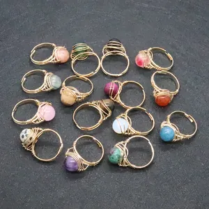 Vue détaillée de bagues artisanales en fil métallique avec diverses pierres naturelles 10mm