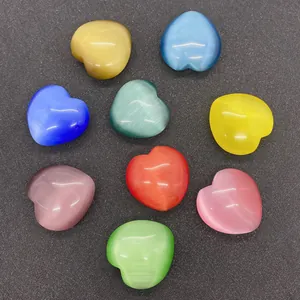 Détail macro de neuf pierres œil de chat en forme de cœur aux couleurs vives pour bijoux