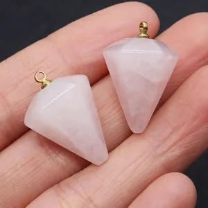 Makroaufnahme von rosa Naturstein-Anhängern in Kegelform mit goldenen Metall-Ösen