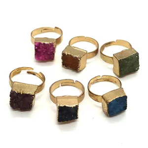 Set di sei anelli regolabili dorati con cristalli druzy quadrati da 12 mm