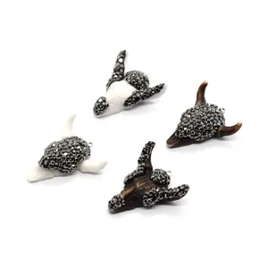 Stierkopf-Anhänger aus Naturharz mit glitzernden Strasssteinen für DIY-Schmuckdesign