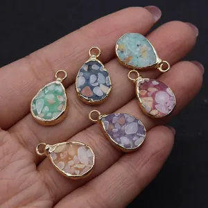 Pendentifs gouttes de pierre 12x20mm avec bord doré tenus en main pour bijoux DIY
