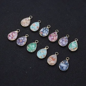 Détail de douze pendentifs en pierre en forme de goutte avec des cadres dorés
