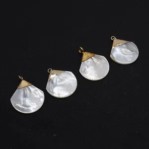 Pendentifs en coquillage blanc en forme d'éventail avec fil doré et bordure métallique