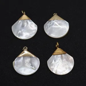Lot de quatre pendentifs éventail en nacre blanche naturelle avec attaches dorées