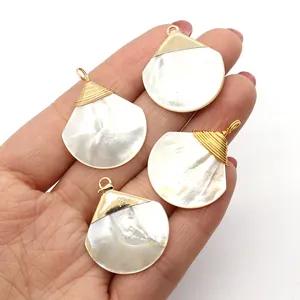 Lot de 4 pendentifs en coquillage blanc naturel en forme d'éventail avec anneaux dorés DIY