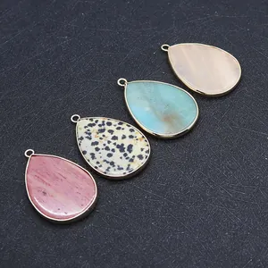Ensemble de quatre pendentifs en pierre naturelle en forme de goutte avec bordure dorée