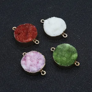 Makroansicht von vier bunten Druzy-Steinverbindern mit Goldrand für DIY-Schmuck