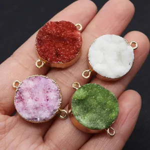 Detailansicht runder Druzy-Kristallverbinder mit goldenen Doppelringen für DIY-Schmuck