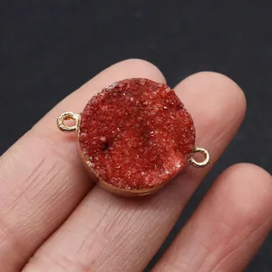 Nahaufnahme eines roten Druzy-Anschlusses mit Vergoldung für die Schmuckherstellung