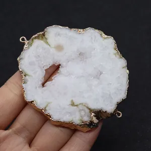 Pendentif connecteur en cristal naturel blanc avec bordure dorée et doubles anneaux
