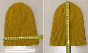 Bonnet en maille côtelée jaune montrant largeur extensible 18cm et hauteur de 25cm