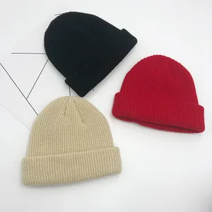 Bonnets en maille côtelée noire, rouge et beige avec revers pour le style d'hiver