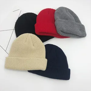 Détails du tricot et sélection de couleurs de bonnets d'hiver côtelés en cinq tons classiques