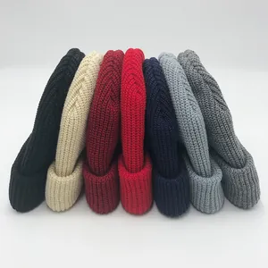 Série de bonnets en maille de sept couleurs dont le rouge, le gris et le bleu marine