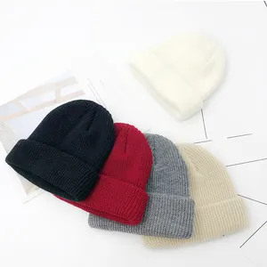 Bonnets en maille minimalistes en cinq couleurs avec large revers sur fond blanc épuré
